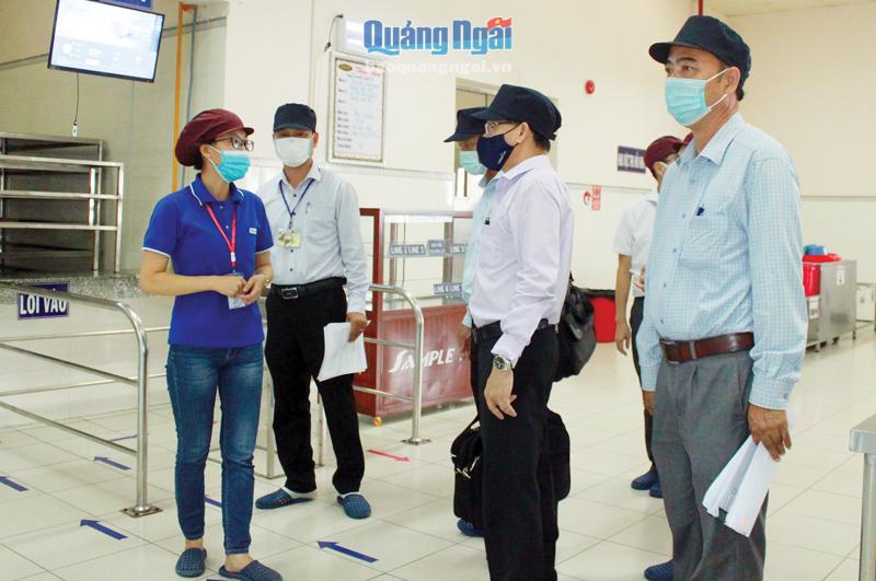 Lãnh đạo Ban Quản lý KKT Dung Quất và các KCN tỉnh, cùng huyện Sơn Tịnh kiểm tra việc chuẩn bị khu cách ly tập trung tại một doanh nghiệp trong KCN Tịnh Phong.