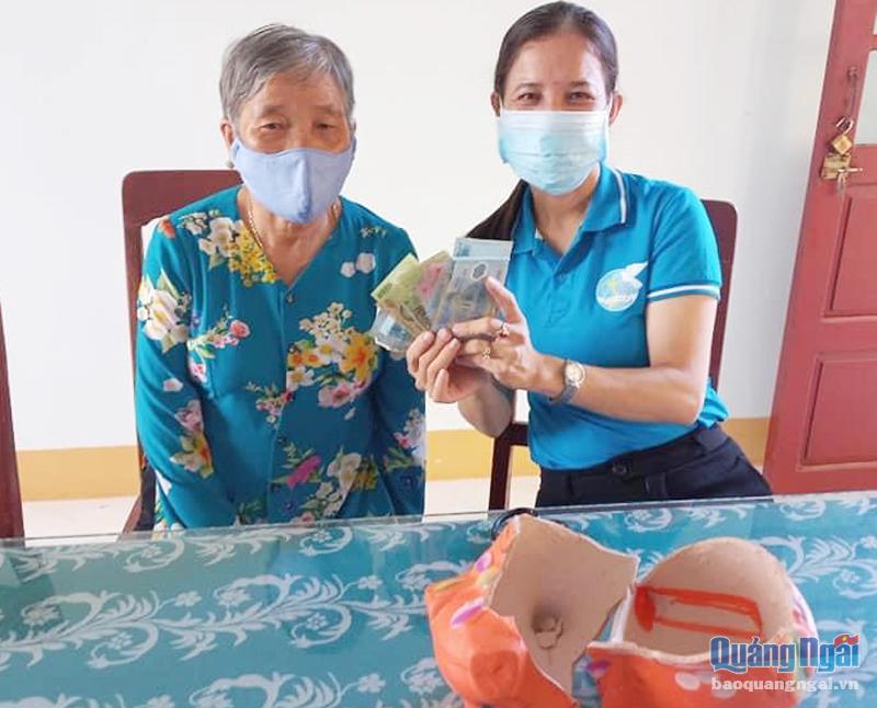 Bà Trương Thị Thanh Tùng, ở xã Phổ Thuận (TX.Đức Phổ), dùng tiền tiết kiệm ủng hộ lực lượng tham gia chống dịch.