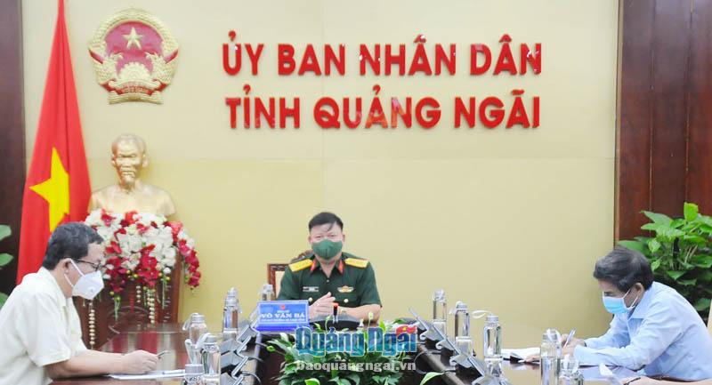 Đại tá Võ Văn Bá - Ủy viên Ban Thường vụ Tỉnh ủy, Chỉ huy trưởng Bộ CHQS tỉnh, chủ trì buổi họp tại điểm cầu Quảng Ngãi. Ảnh: X.THIÊN