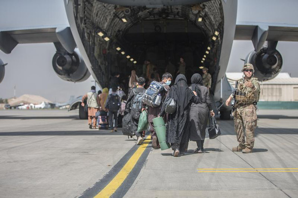 Các gia đình Afghanistan lên máy bay của Không lực Mỹ tại sân bay quốc tế Hamid Karzai, Afghanistan ngày 23-8 - Ảnh: REUTERS