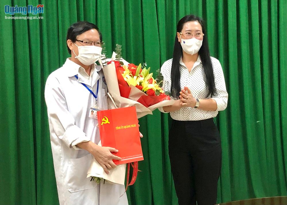 Bí thư Tỉnh ủy Bùi Thị Quỳnh Vân tặng hoa và quà chúc mừng Bệnh viện Đa khoa tỉnh vừa thực hiện phẫu thuật thành công 2 ca bệnh khó