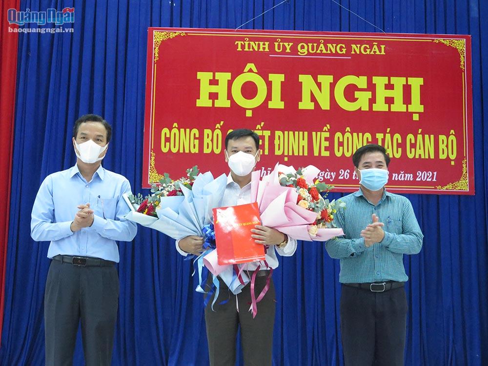 Trưởng Ban Tuyên giáo Tỉnh ủy Đặng Ngọc Dũng đã trao Quyết định và tặng hoa chúc mừng đồng chí Nguyễn Ngọc Tuấn