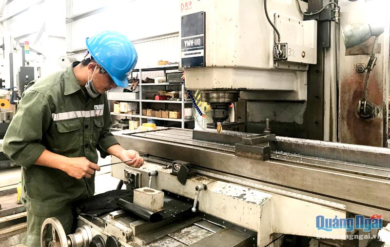 Công ty CP Thép Hòa Phát Dung Quất đang tuyển dụng hơn 6.000 lao động.  Trong ảnh: Công nhân làm việc tại Công ty CP Thép Hòa Phát Dung Quất. (ảnh chụp trước ngày 27/4/2021)