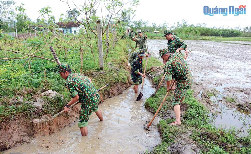 Bộ đội giúp dân nạo vét mương nội đồng ở thôn Vĩnh Tuy, xã Tịnh Hiệp (Sơn Tịnh). 
