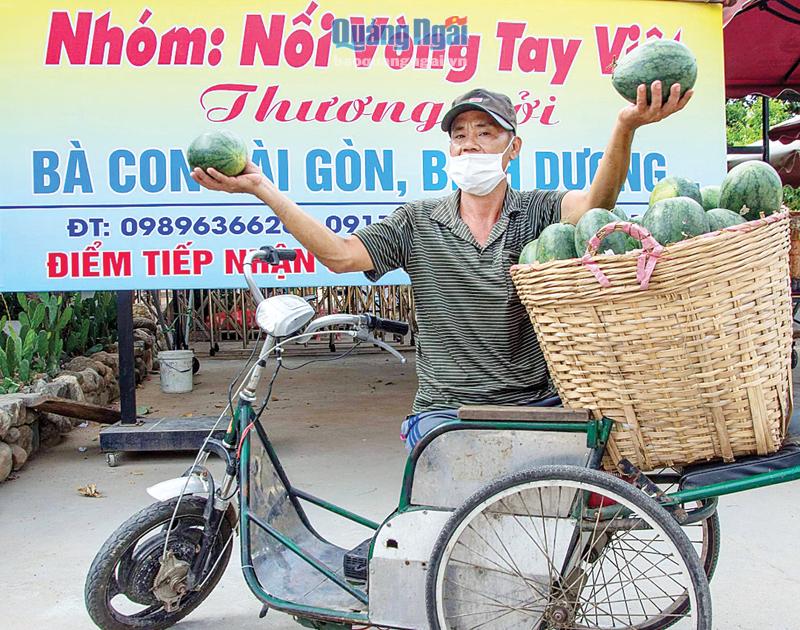 Người đàn ông cụt chân Bùi Quang Thuận chở dưa hấu bằng xe lăn đến điểm tiếp nhận nông sản hỗ trợ người dân vùng dịch.                                               ẢNH: PV