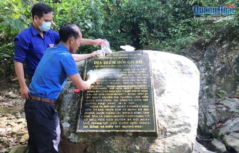 Tuổi trẻ Trà Bồng đến thăm và dọn vệ sinh di tích lích sử Gò Rô, xã Trà Phong dịp kỷ niệm 62 năm Khởi nghĩa Trà Bồng và miền Tây Quảng Ngãi. 