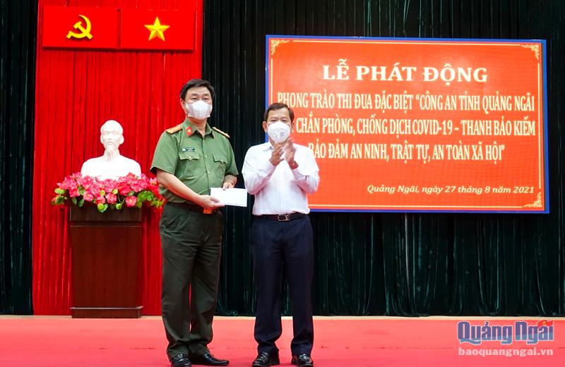 Chủ tịch UBND tỉnh Đặng Văn Minh biểu dương và khen thưởng lực lượng Công an tỉnh trong công tác phòng, chống dịch