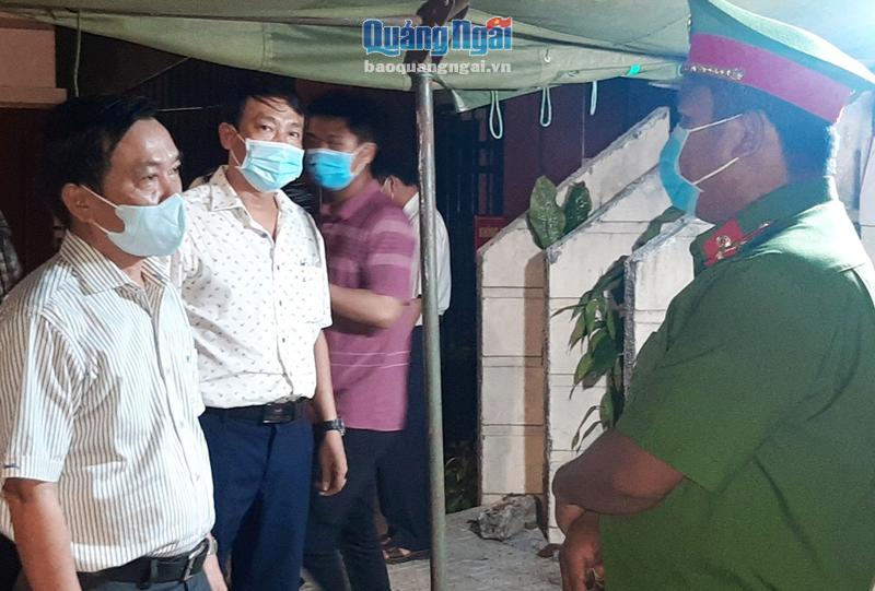 Phó Chủ tịch HĐND tỉnh Nguyễn Tấn Đức khảo sát công tác phòng, chống dịch ở huyện Minh Long (ảnh BS)
