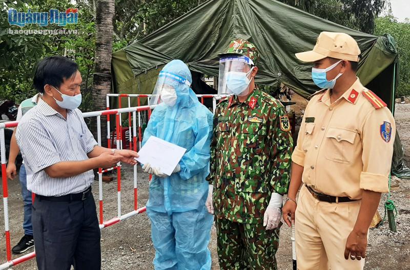 Phó Chủ tịch HĐND tỉnh Nguyễn Tấn Đức trao tiền hỗ trợ lực lượng chức năng làm nhiệm vụ tại chốt kiểm tra y tế Đèo Bình Đê .