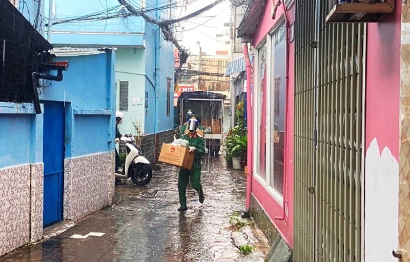 Đội mưa cấp phát nhu yếu phẩm cho người dân