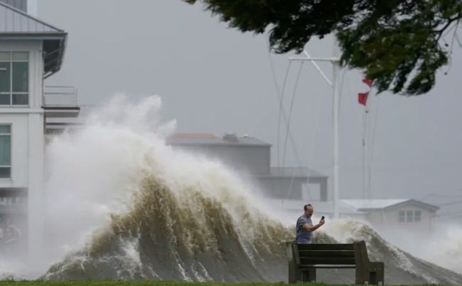 Sóng lớn ập vào cửa sông Pontchartrain, Đông Nam bang Louisiana khi bão Ida đổ bộ. (Ảnh: AP)
