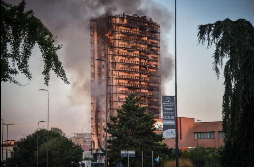 Tòa nhà 20 tầng Italia bốc cháy thành &quot;biển lửa&quot;