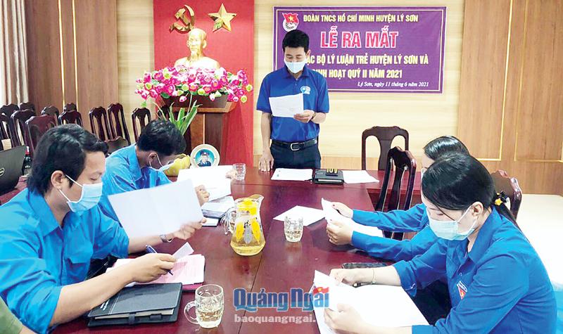 Lễ ra mắt và sinh hoạt quý II/2021 của Câu lạc bộ Lý luận trẻ huyện Lý Sơn.         Ảnh: HĐLS