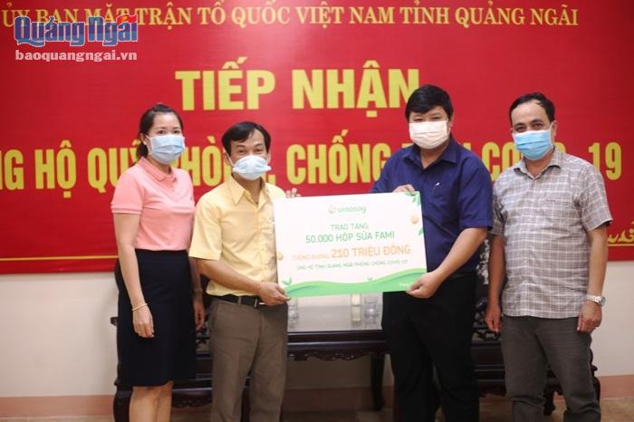 Ủy ban MTTQ Việt Nam tỉnh tiếp nhận nguồn hỗ trợ sữa.