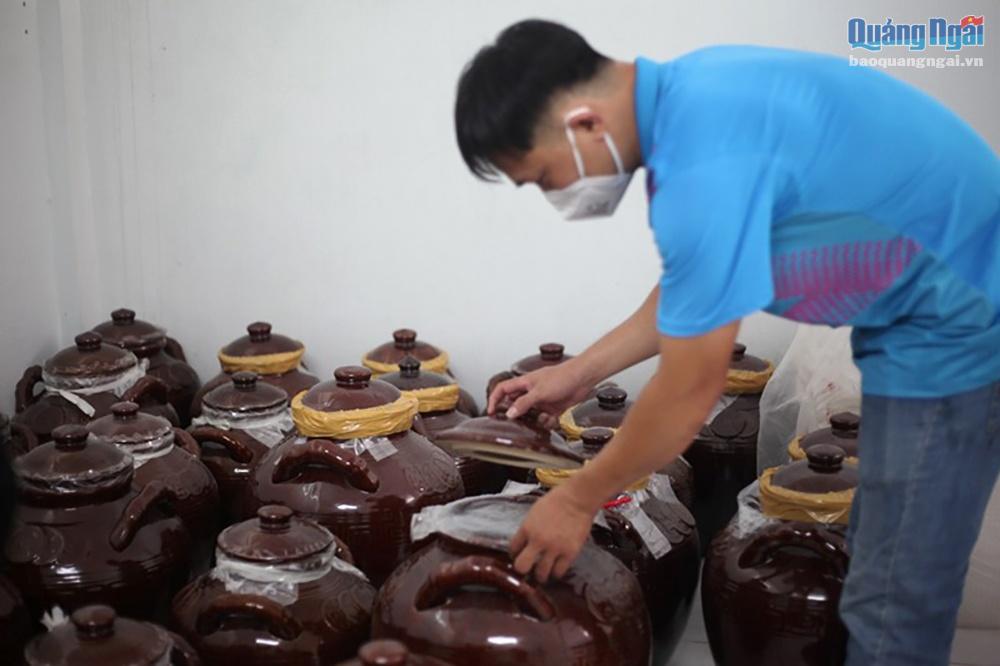 Rượu đặc sản Quang Hải được làm theo phương pháp thủ công truyền thống với những bí quyết ủ kín, lên men tự nhiên.