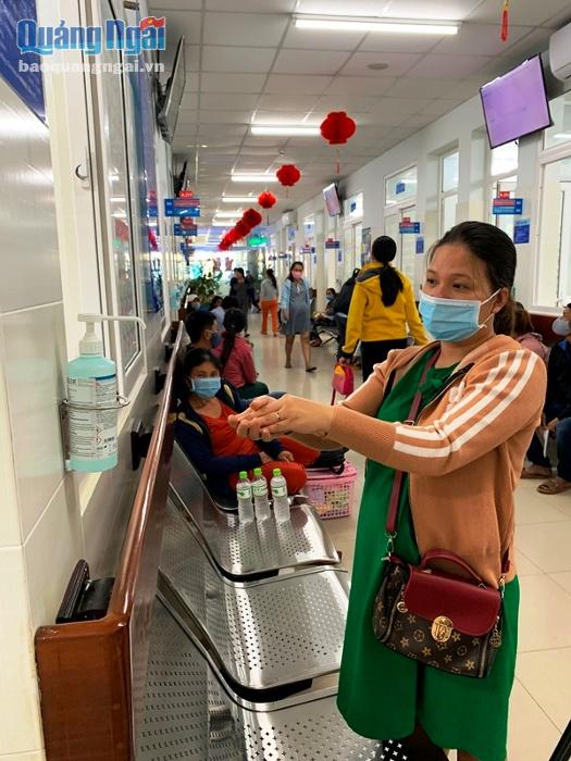 Thai phụ thực hiện tốt quy định 5K của Bộ y tế để phòng dịch Covid-19 khi đi khám thai định kỳ tại bệnh viện.