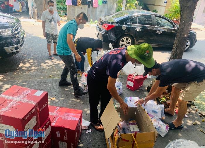 CLB Doanh nhân Quảng Ngãi tại TP.Hồ Chí Minh chuẩn bị các suất quà là thuốc, sữa hỗ trợ tại nhà cho các F0.
