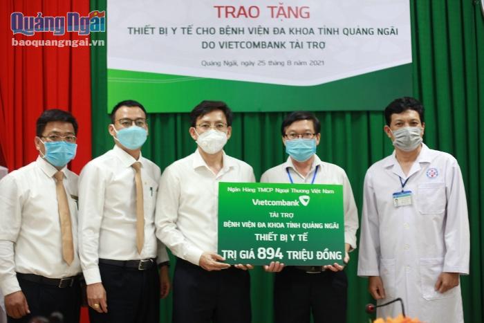 Đại diện Vietcombank trao bảng tượng trưng tài trợ thiết bị y tế cho Bệnh viện Đa khoa tỉnh Quảng Ngãi với tổng trị giá 894 triệu đồng.