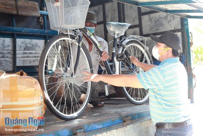 Anh Thuận gửi xe đạp lên Trà Bồng trao tặng cho học sinh nghèo.
