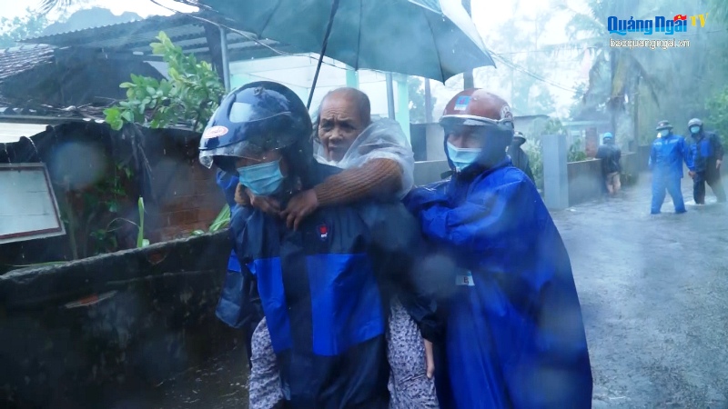 Video: Bộ CHQS tỉnh di dời dân vùng ngập lụt đến nơi an toàn
