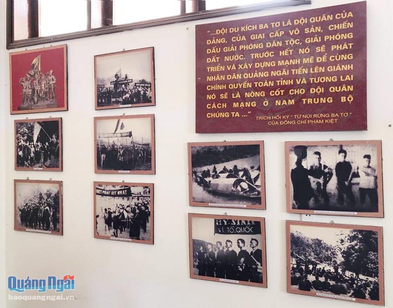 Góc trưng bày về Đội du kích Ba Tơ tại Nhà truyền thống lực lượng vũ trang tỉnh. Ảnh: PV