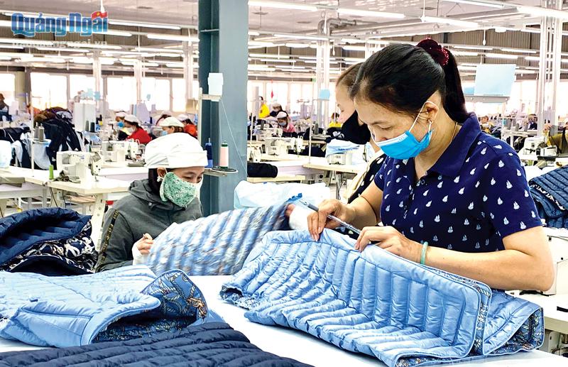 Công nhân Nhà máy may Vinatex Nghĩa Hành (cụm công nghiệp Đồng Dinh) may hàng xuất khẩu.
