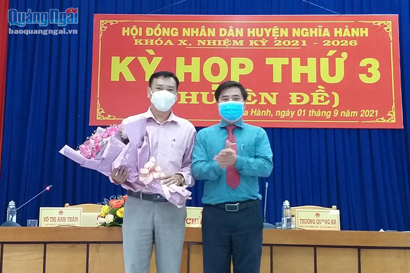Bí thư Huyện ủy Nghĩa Hành Nguyễn Tiến Dũng tặng hoa, chúc mừng đồng chí Nguyễn Ngọc Tuấn