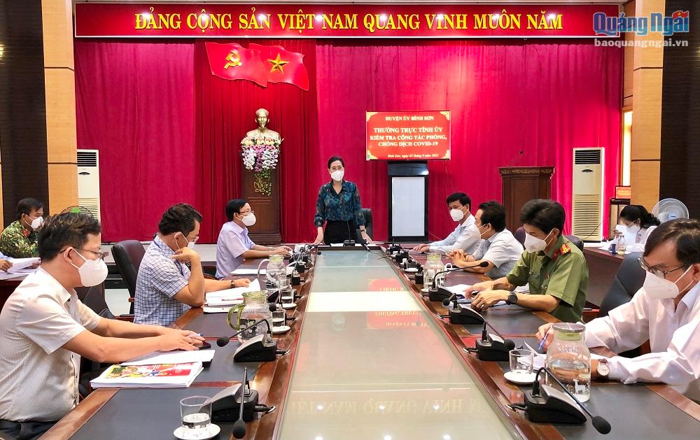 Bí thư Tỉnh ủy Bùi thị Quỳnh Vân phát biểu chỉ đạo tại buổi làm việc với huyện Bình Sơn về công tác phòng, chống dịch Covid-19