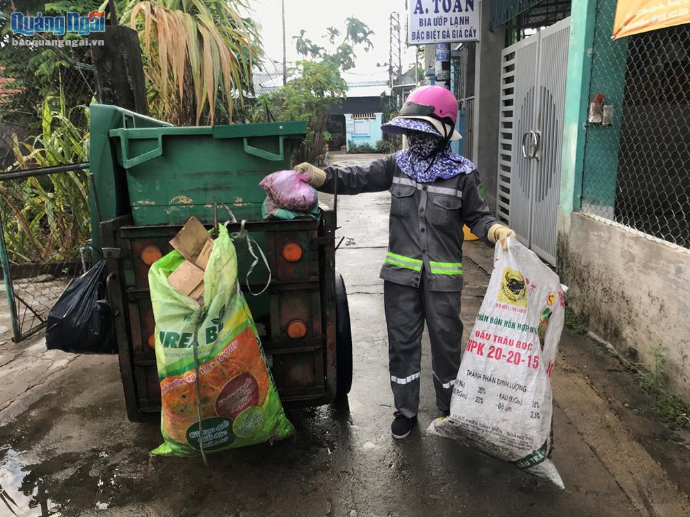 Công nhân Công ty CP Môi trường đô thị Quảng Ngãi tích cực dọn dẹp, thu gom rác làm sạch phố phường