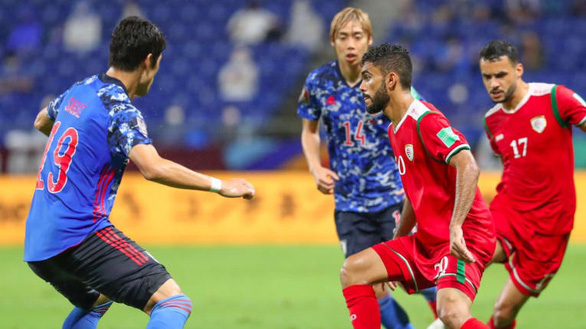 Oman (áo đỏ) gây bất ngờ khi đánh bại Nhật Bản - Ảnh: AFC