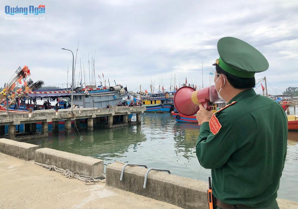 Lực lượng Bộ đội Biên phòng tích cực tuyên truyền cho các ngư dân thực hiện nghiêm quy định phòng, chống dịch