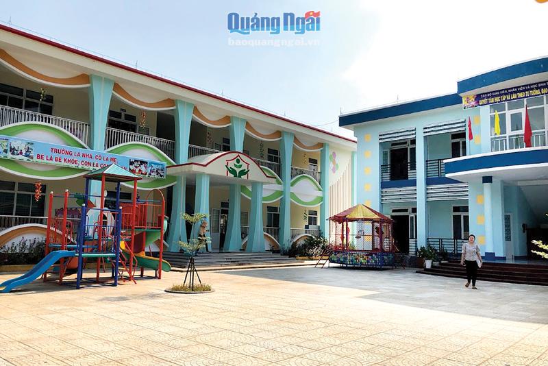 Sau 40 năm tái lập huyện, cơ sở vật chất trường lớp học trên địa bàn huyện Minh Long được đầu tư xây dựng khang trang.