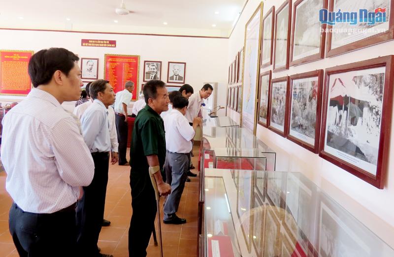 Cựu chiến binh Đại đội 219 và các đại biểu tham quan gian trưng bày hiện vật tại Nhà tưởng niệm nguyên Bí thư Tỉnh ủy Quảng Ngãi Nguyễn Nghiêm (Ảnh chụp ngày 2/9/2017).