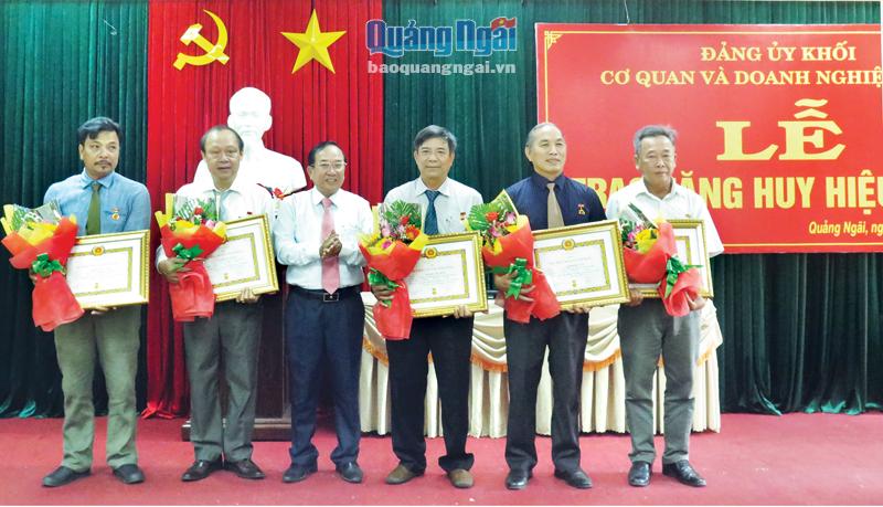 Các đảng viên thuộc Đảng bộ Khối Cơ quan và Doanh nghiệp tỉnh nhận Huy hiệu 30 năm tuổi Đảng.                      Ảnh: TL