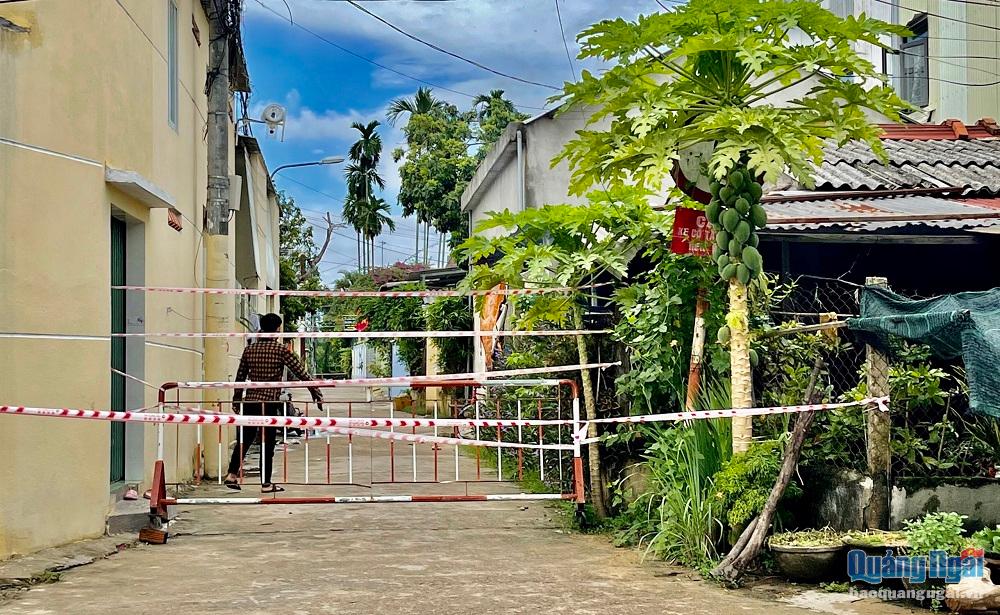 Hiện cả 3 khu nhà trọ liên quan đến 13 ca F0 tại phường Quảng Phú đã được phong tỏa để phòng, chống dịch Covid-19