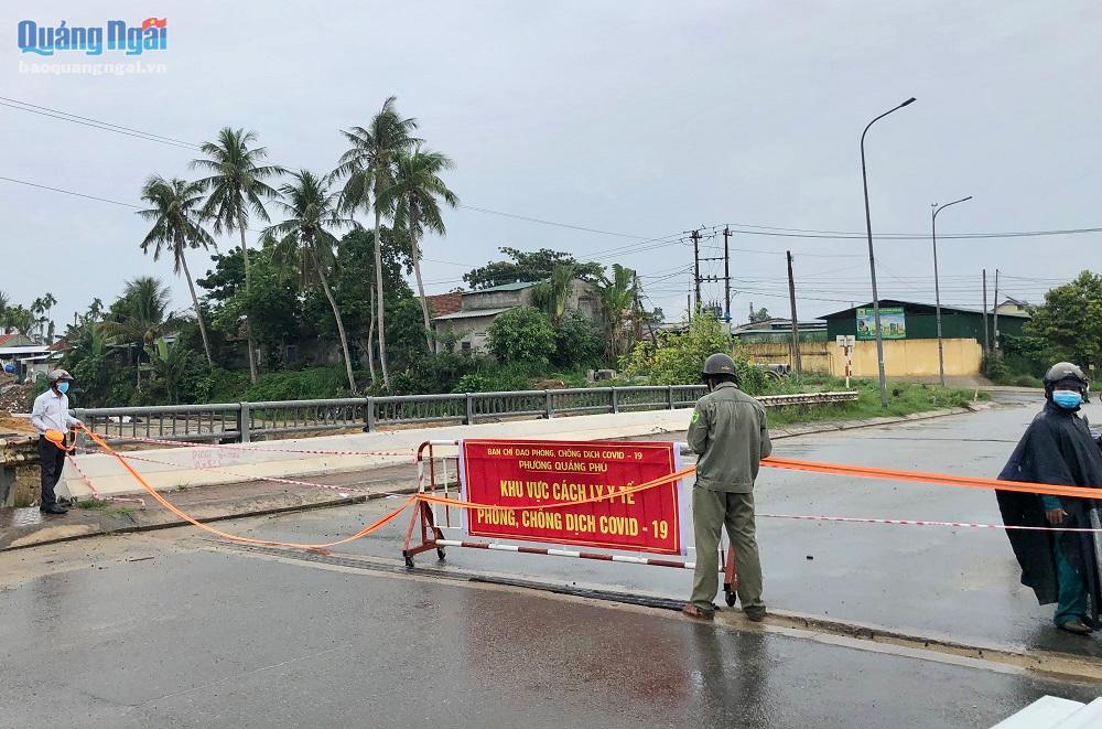 Tất cả lối vào KCN Quảng Phú đã được chốt chặn để đảm bảo kiểm soát hiệu quả nguồn lây