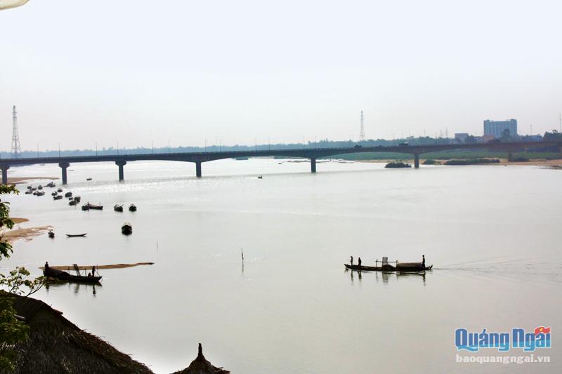 Bến sông bờ bắc cầu Trà Khúc (TP.Quảng Ngãi).        ẢNH: PV