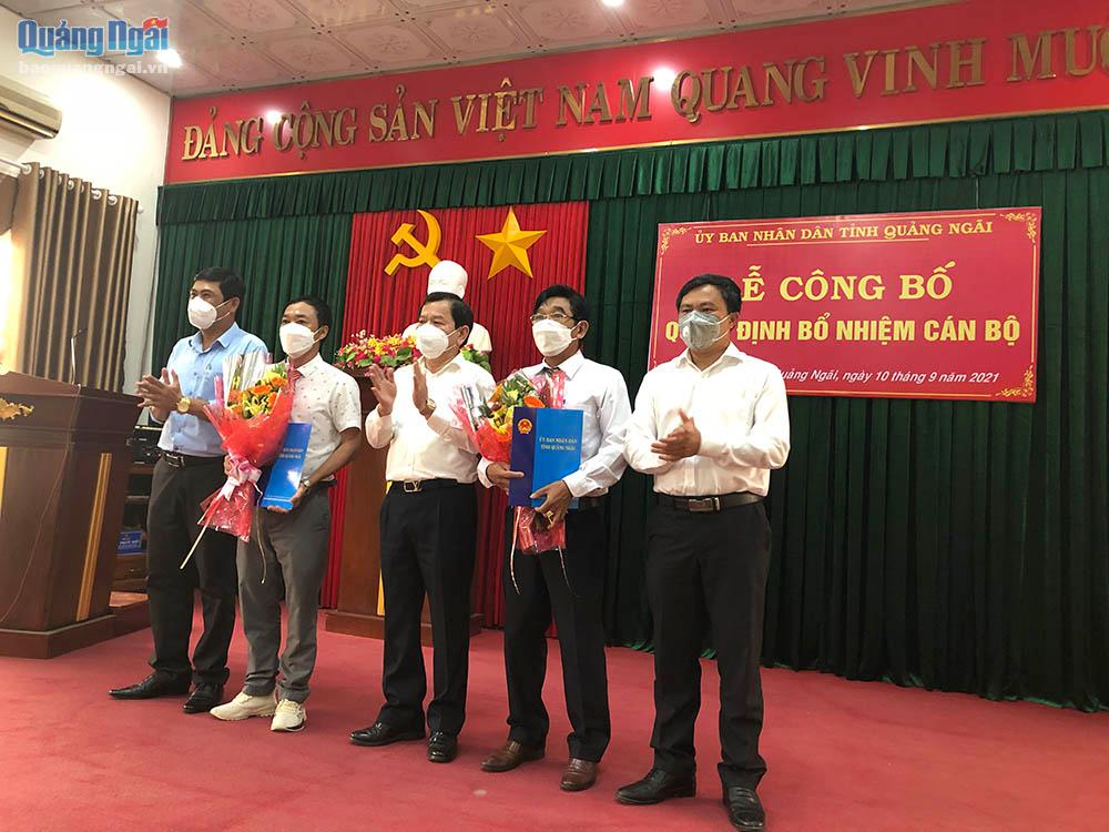 Chủ tịch UBND tỉnh Đặng Văn Minh trao quyết định và tặng hoa chúc mừng hai đồng chí vừa được bổ nhiệm