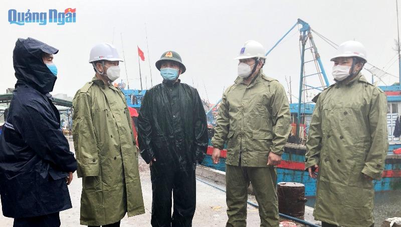 Phó Chủ tịch UBND tỉnh Trần Phước Hiền và các sở, ngành liên quan kiểm tra công tác neo đậu tàu thuyền tại Cảng neo trú tàu thuyền Tịnh Hòa
