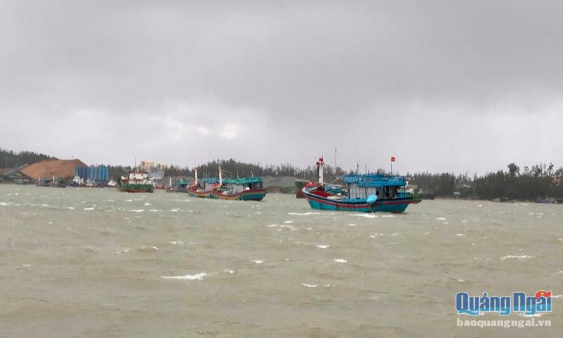 Tàu cá và xà lan gặp sự cố, khẩn cấp xin cứu nạn lai dắt về bờ