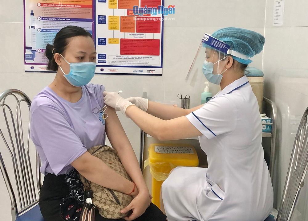 Đến nay, Quảng Ngãi đã hoàn thành tiêm vắc xin mũi 1 cho gần 112 nghìn người và mũi 2 cho hơn 48 nghìn người