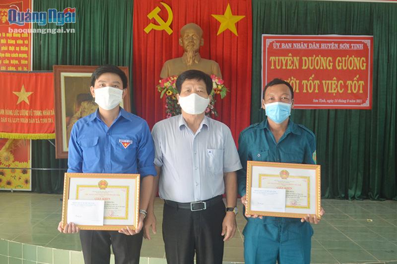 Chủ tịch UBND huyện Sơn Tịnh Nguyễn Mạnh Cường trao giấy khen cho các cá nhân.