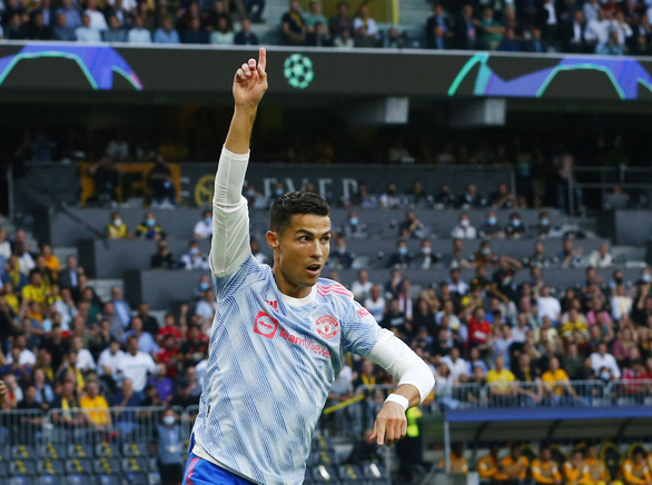 Ronaldo ăn mừng bàn mở tỉ số cho Man Utd - Ảnh: REUTERS