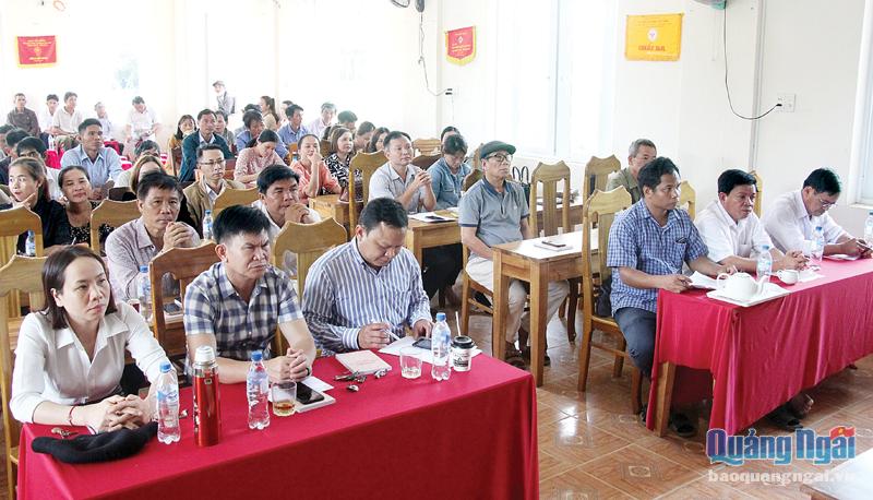 Cán bộ, đảng viên xã Sơn Hạ (Sơn Hà) tham gia học Nghị quyết Đại hội XIII của Đảng được tổ chức trực tuyến (Ảnh chụp trước ngày 27/4/2021).     Ảnh: BS 