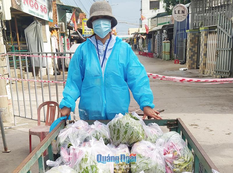 Đội tình nguyện của Hội Nông dân xã Nghĩa An (TP.Quảng Ngãi) tham gia vận chuyển nhu yếu phẩm cho người dân khu phong tỏa. 