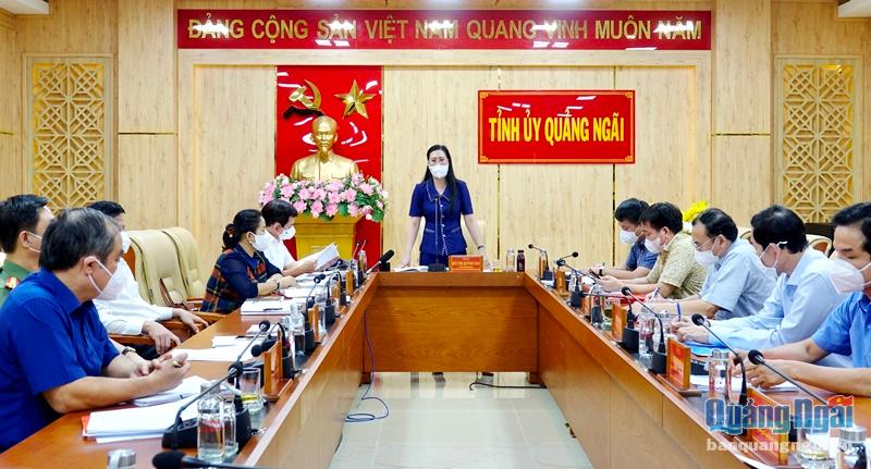 Bí thư Tỉnh ủy, Trưởng Ban Chỉ đạo Phòng, chống dịch Covid-19 tỉnh Bùi Thị Quỳnh Vân phát biểu chỉ đạo tại cuộc họp