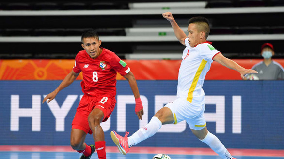 Tuyển futsal Việt Nam (áo trắng) có trận thắng kịch tính trước Panama - Ảnh: AFC