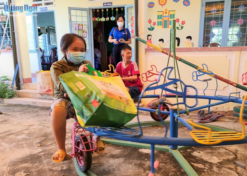 Trẻ em ở Trung tâm Nuôi dưỡng và chăm sóc nạn nhân chất độc da cam vui mừng khi nhận được quà trung thu