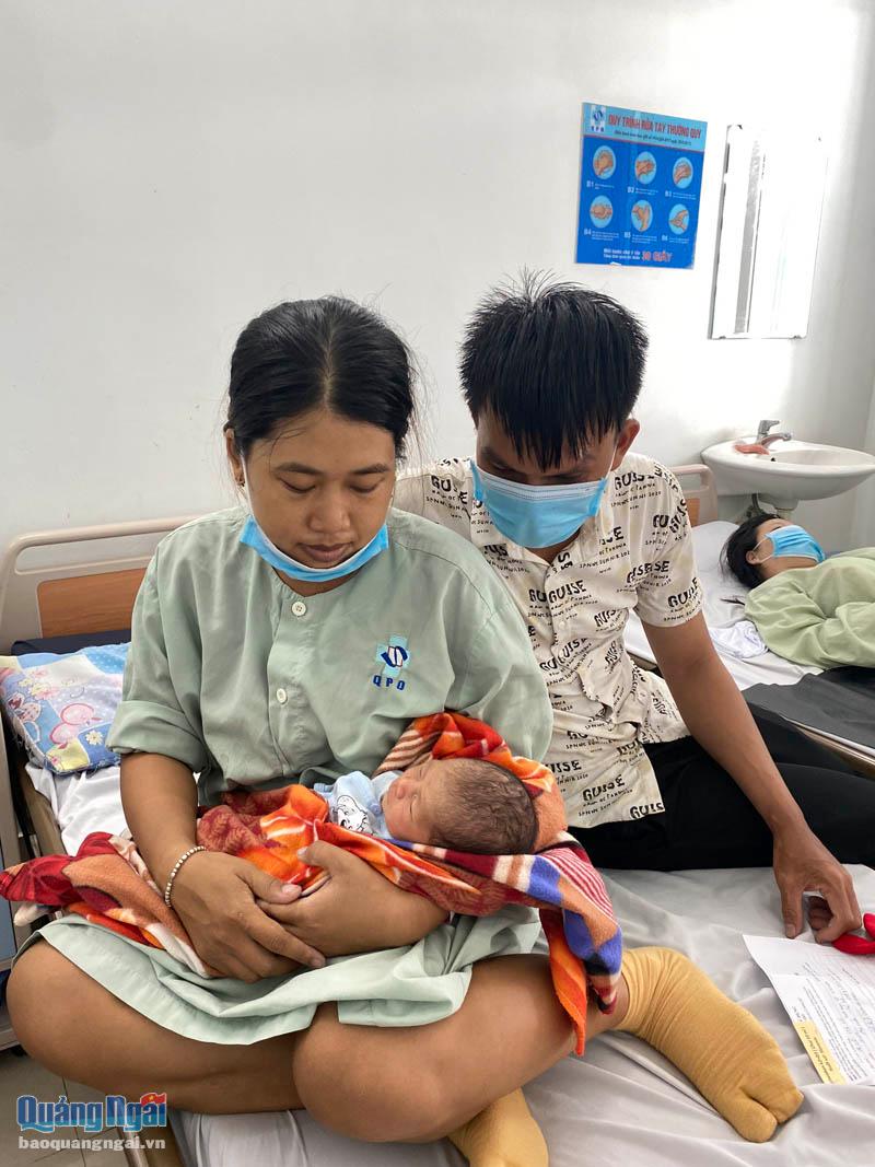 Vợ chồng chị Lê Thị Lệ, ở An Vĩnh, huyện Lý Sơn hạnh phúc khi mẹ và con đều an toàn.