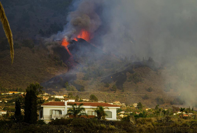 Dung nham trào ra từ vụ phun trào núi lửa tại đảo La Palma ở quần đảo Canaria, Tây Ban Nha ngày 19/9. (Ảnh: AP)